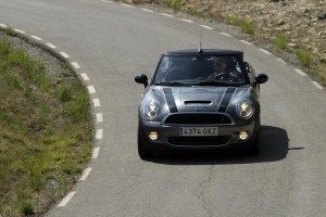 mini-cooper-s-cabrio-presumido-fogoso-12634566024284.jpg