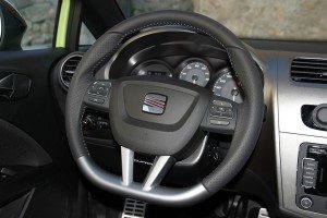 volkswagen-golf-r-contra-seat-leon-cupra-r-12931386816-jpg volkswagen-golf-r-contra-seat-leon-cupra-r-12931386816.jpg