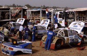 Asistencia del equipo Peugeot en el Dakar de 1989 ©Peugeot