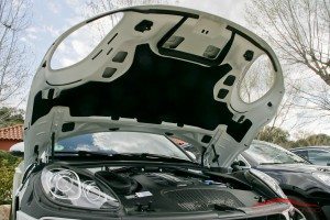 El capó del Porsche Macan es de aluminio y cuenta con un canal interior de conducción de aire integrado para refrigerar los turbos ©Cochesafondo