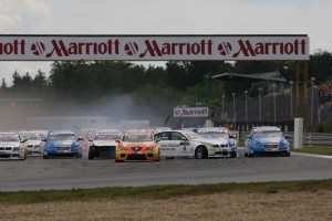 wtcc-brno-farfus-lo-tira-todo-borda-1263456152439-jpg wtcc-brno-farfus-lo-tira-todo-borda-1263456152439.JPG