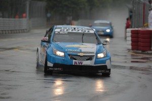 wtcc-porto-chevrolet-cruze-toman-mando-bajo-lluvia-1263456202859.JPG