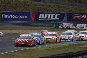 wtcc-oschersleben-priaulx-esta-vuelta-12634564362881.jpg