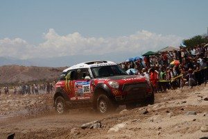 dakar-2011-etapa-5-peterhansel-se-cuela-fiesta-volkswagen-12943518641.jpg