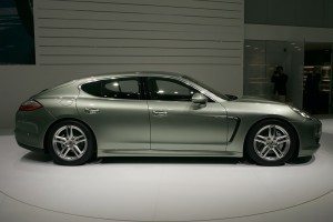 salon-ginebra-2011-porsche-panamera-s-hybrid-12995232462.jpg