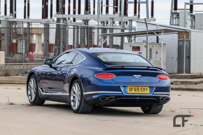 Vista posterior Bentley Continental GT V8