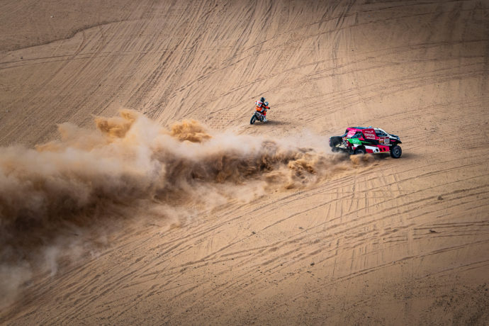 Dakar 2021 - Yazeed Al Rajhi Dirk Von Zitzewitz - Toyota Hilux Prodrive - Doveze Mathieu KTM